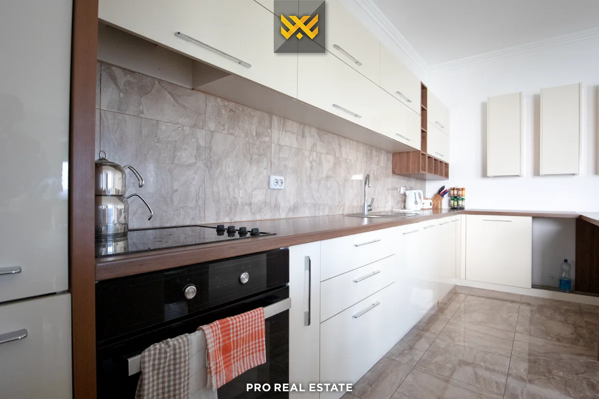 Shtëpi 240m² + 30m² për #SHITJE në Hajvali.