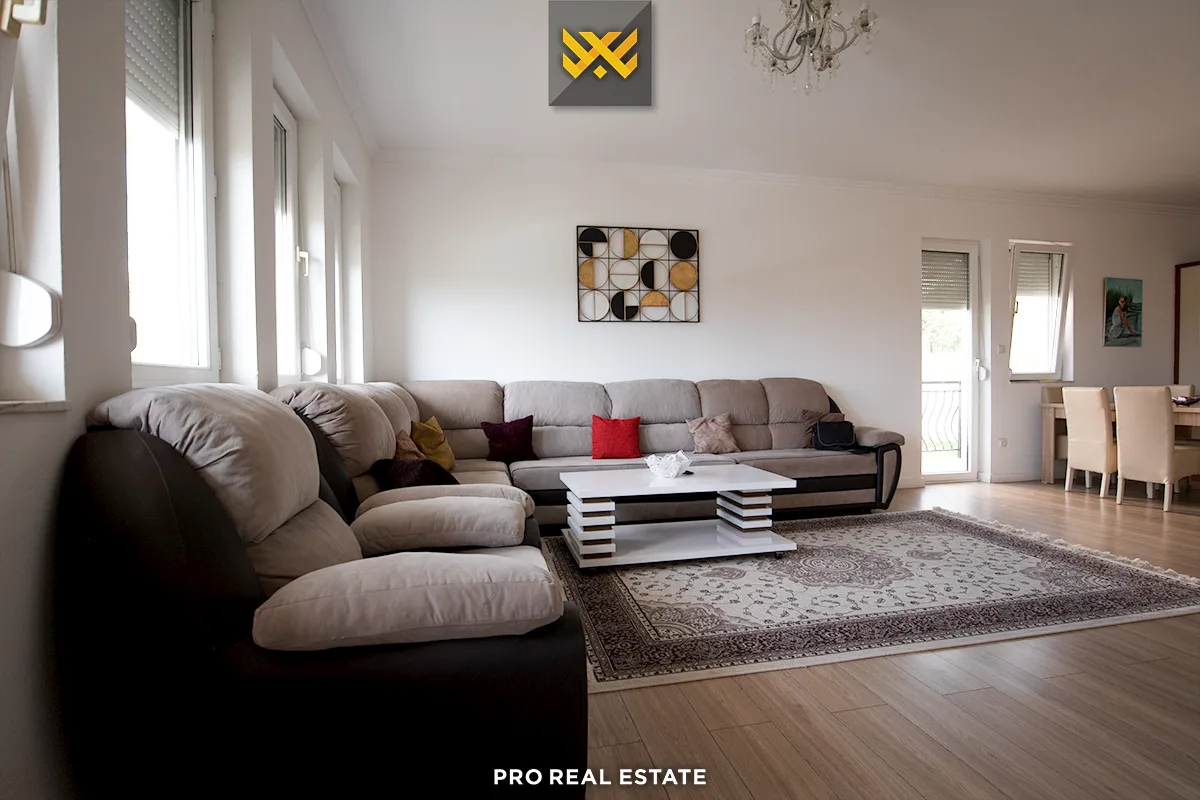 Shtëpi 240m² + 30m² për #SHITJE në Hajvali.