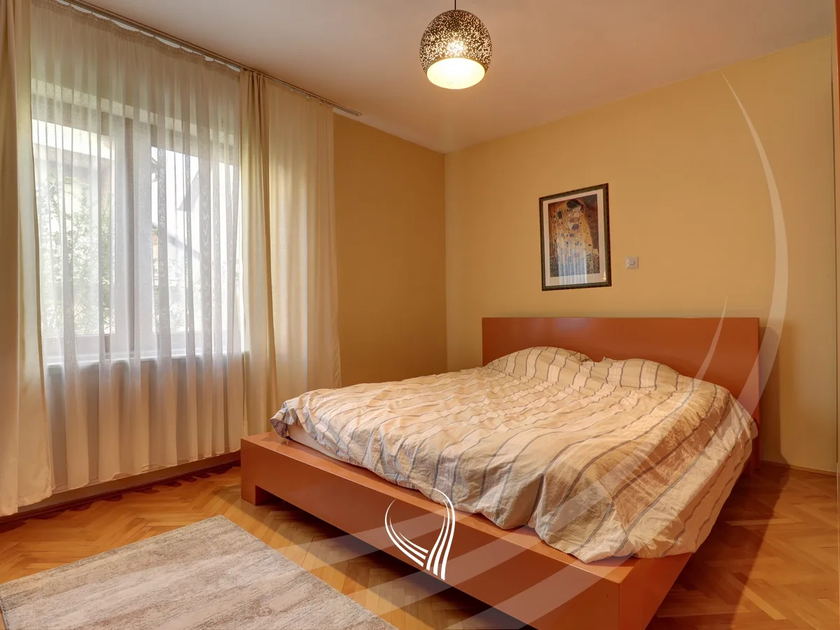 Shtëpi me 4 dhoma gjumi me qira në lagjen Sofalia
