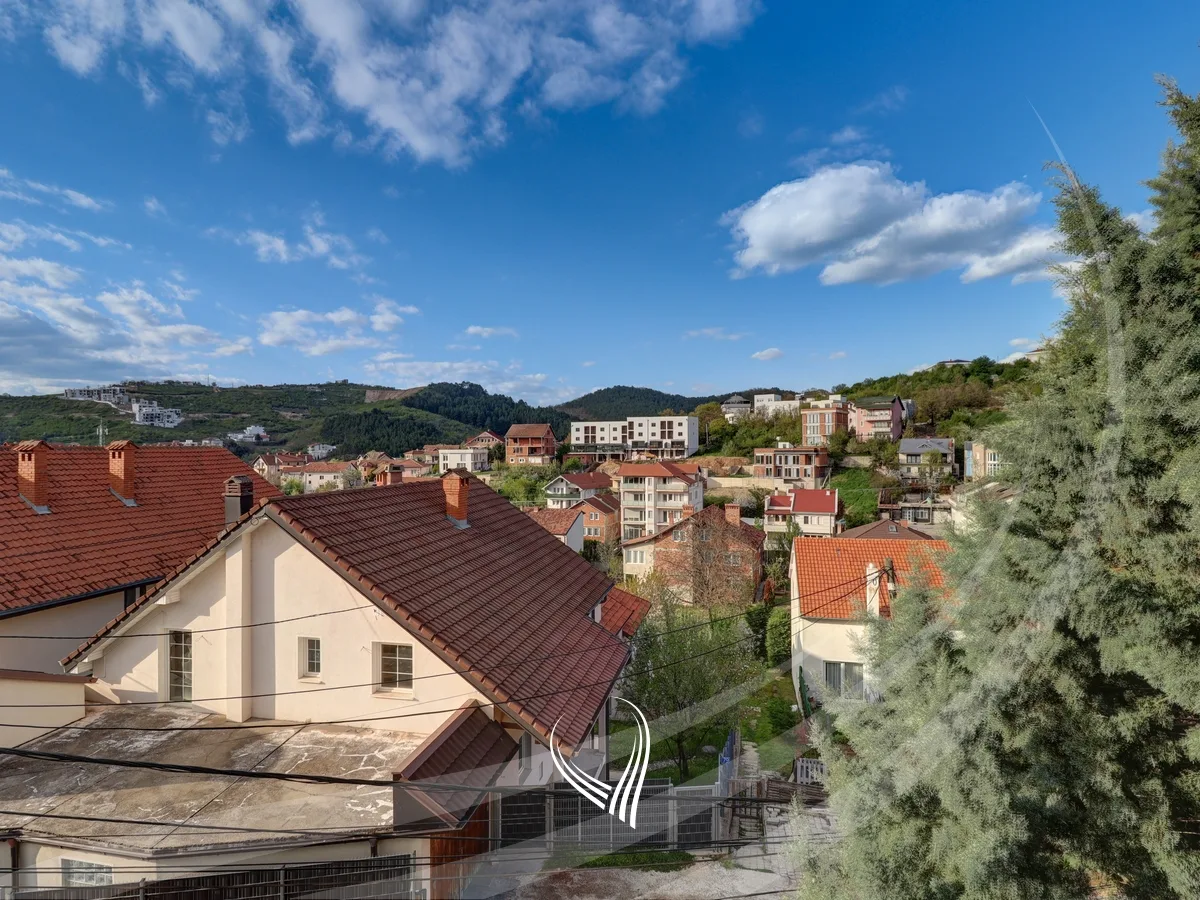 Shtëpi me 4 dhoma gjumi me qira në lagjen Sofalia