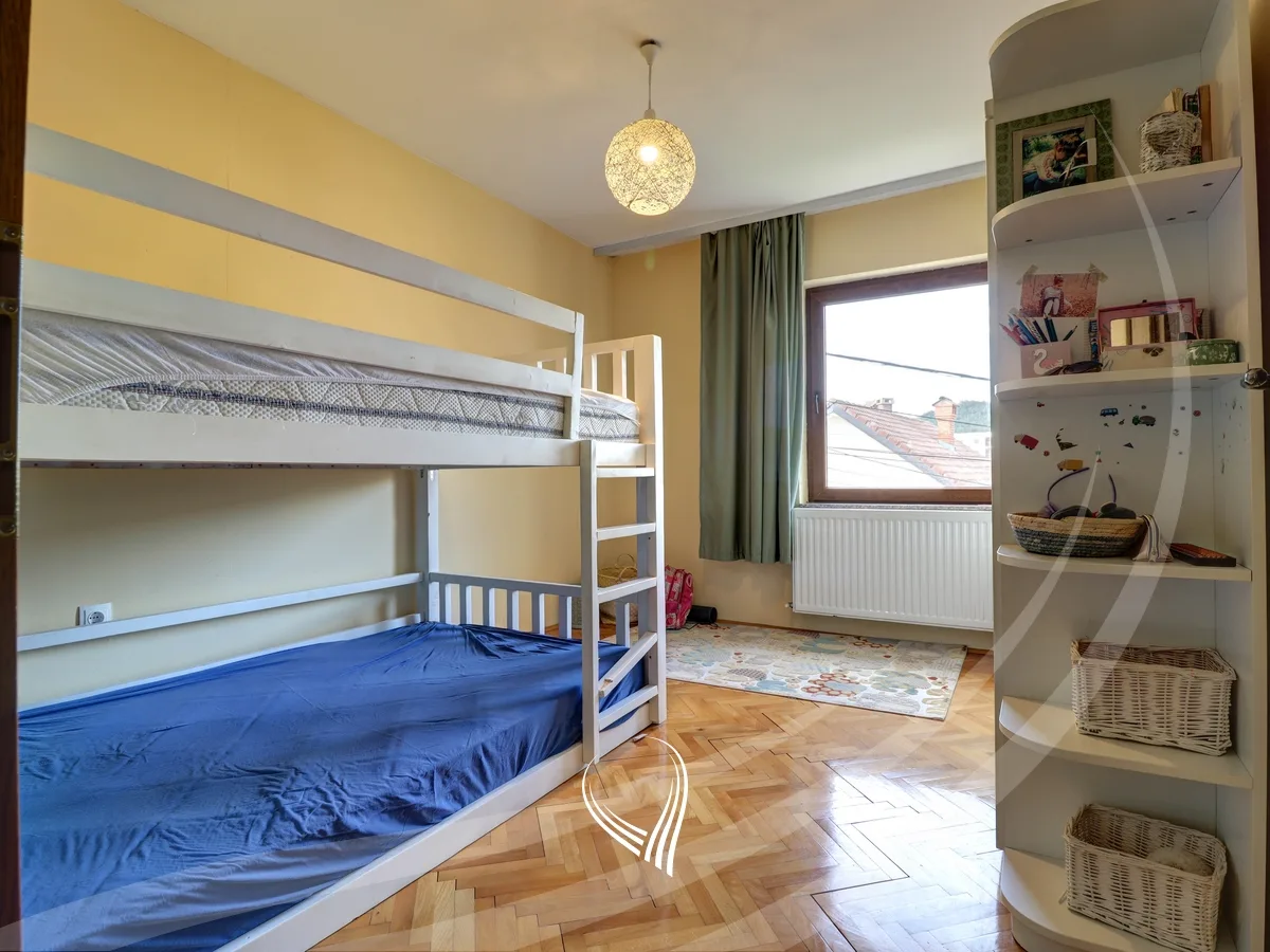 Shtëpi me 4 dhoma gjumi me qira në lagjen Sofalia