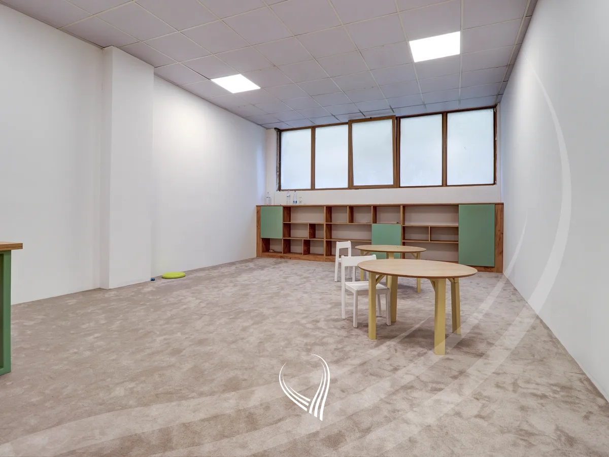 Zyre 280m2 me qira në lagjen Bregu i Diellit