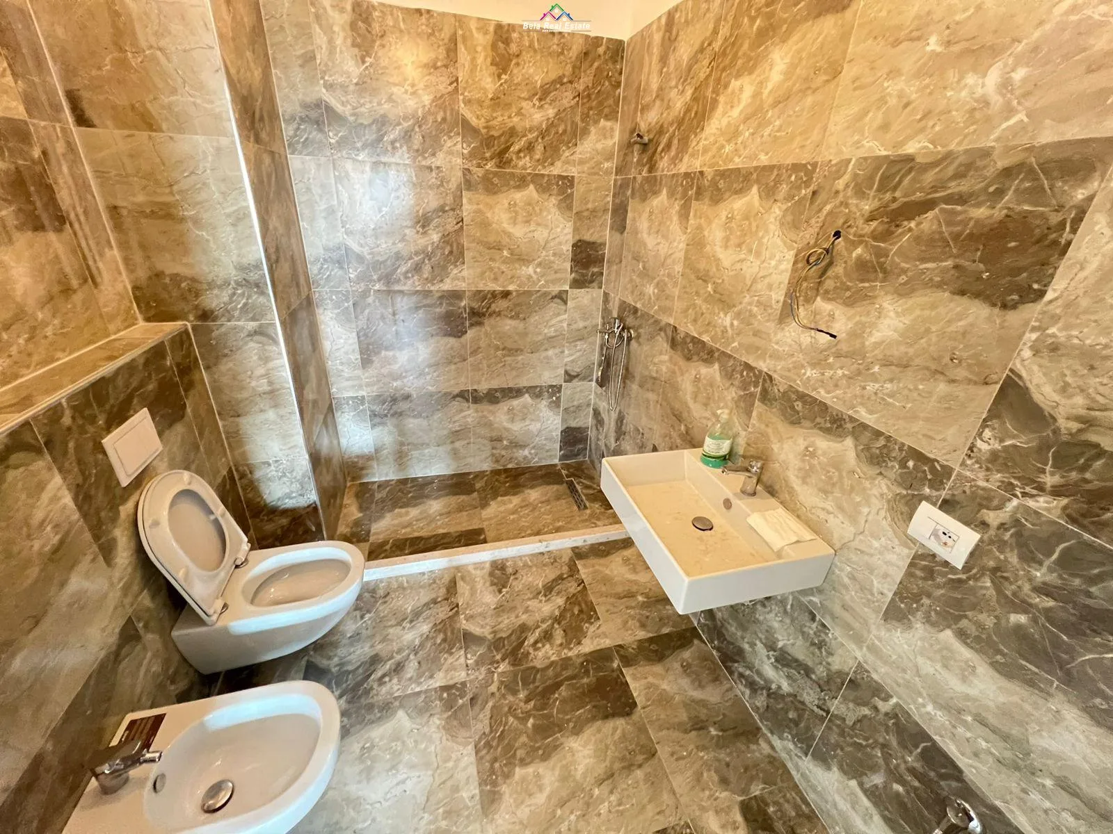 Zyre Me Qera ne Porcelan (ID BZ2711) Tirane