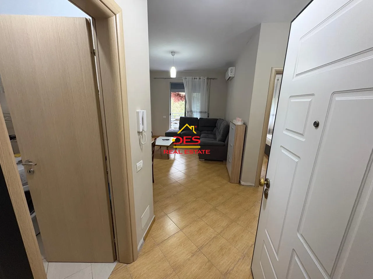 Shitet apartament 1+1 pranë vilave qeveritare, uji i ftohtë, vlorë