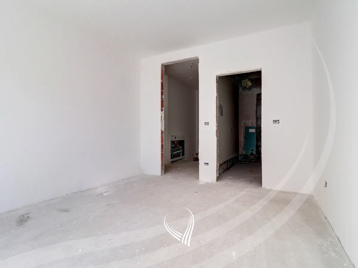 Banesë me 3 dhoma gjumi për shitje në lagjen Mati 1 – Kodrina