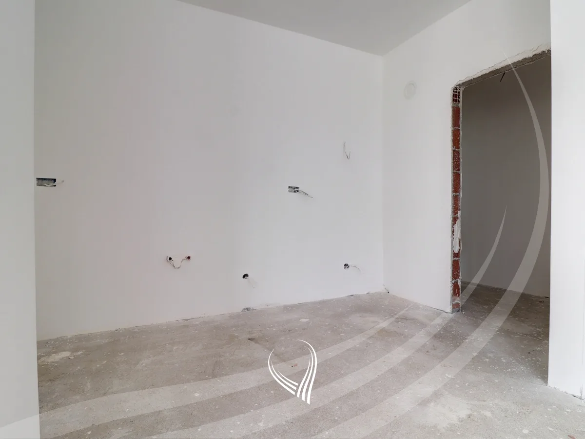 Banesë me 3 dhoma gjumi për shitje në lagjen Mati 1 – Kodrina
