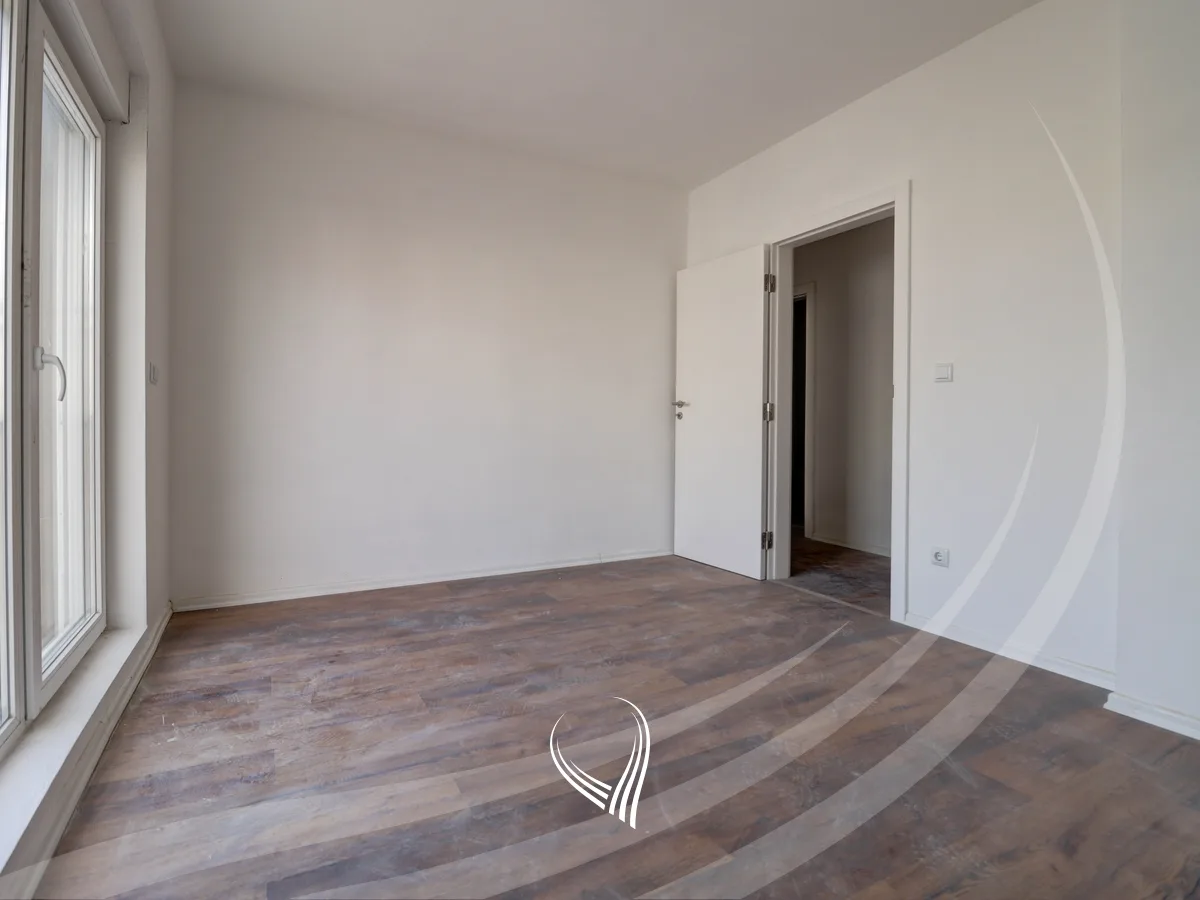Banesë me 3 dhoma gjumi në shitje në lagjen Mati 1