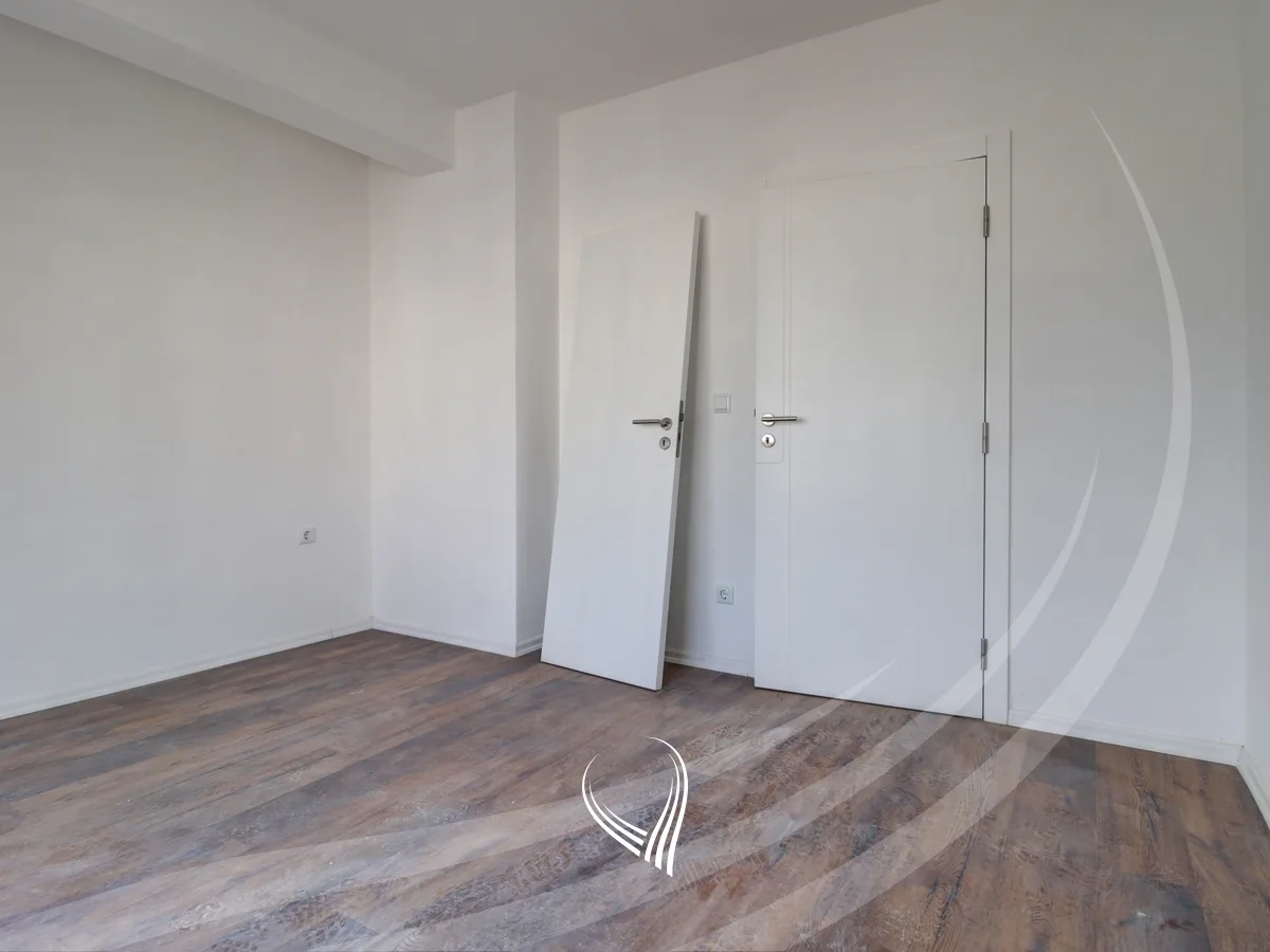 Banesë me 3 dhoma gjumi në shitje në lagjen Mati 1