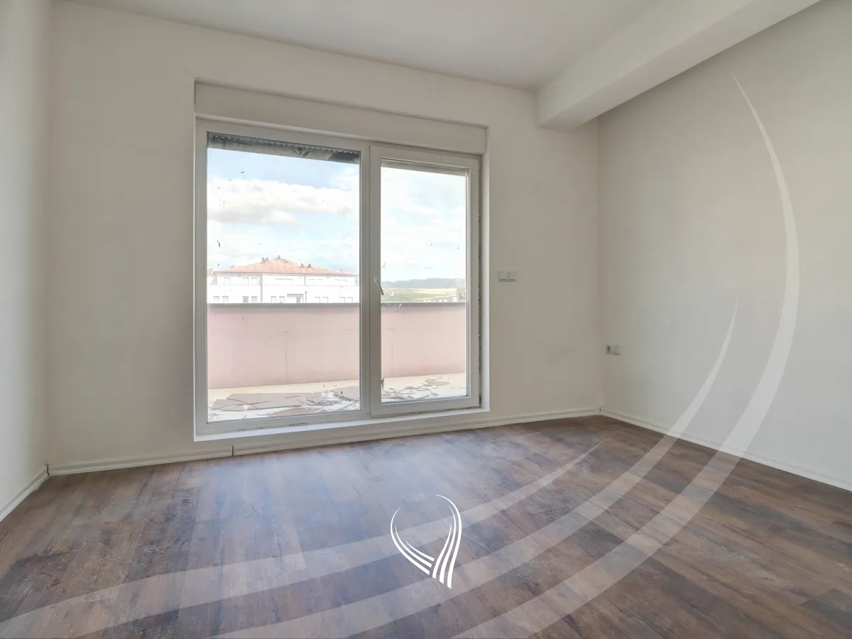Banesë me 3 dhoma gjumi në shitje në lagjen Mati 1
