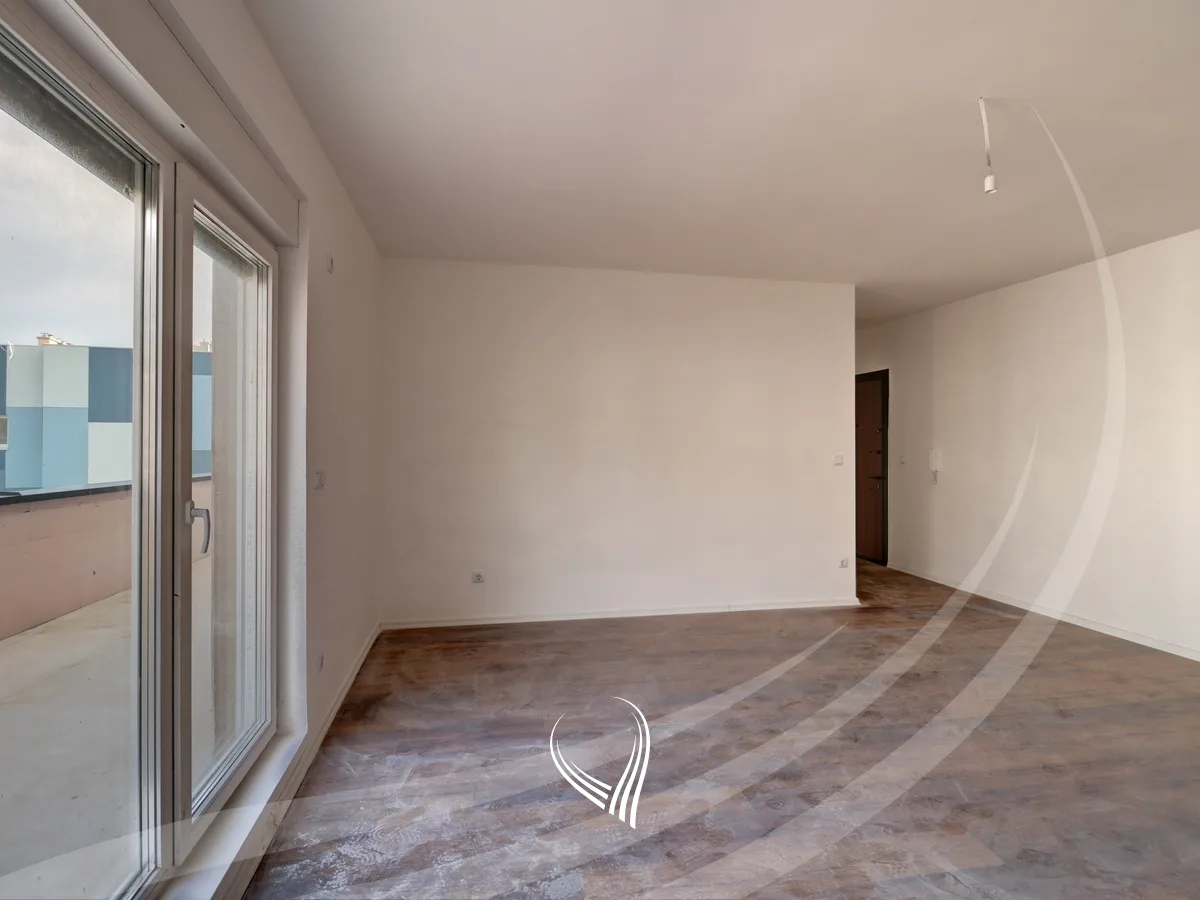 Banesë me 3 dhoma gjumi në shitje në lagjen Mati 1