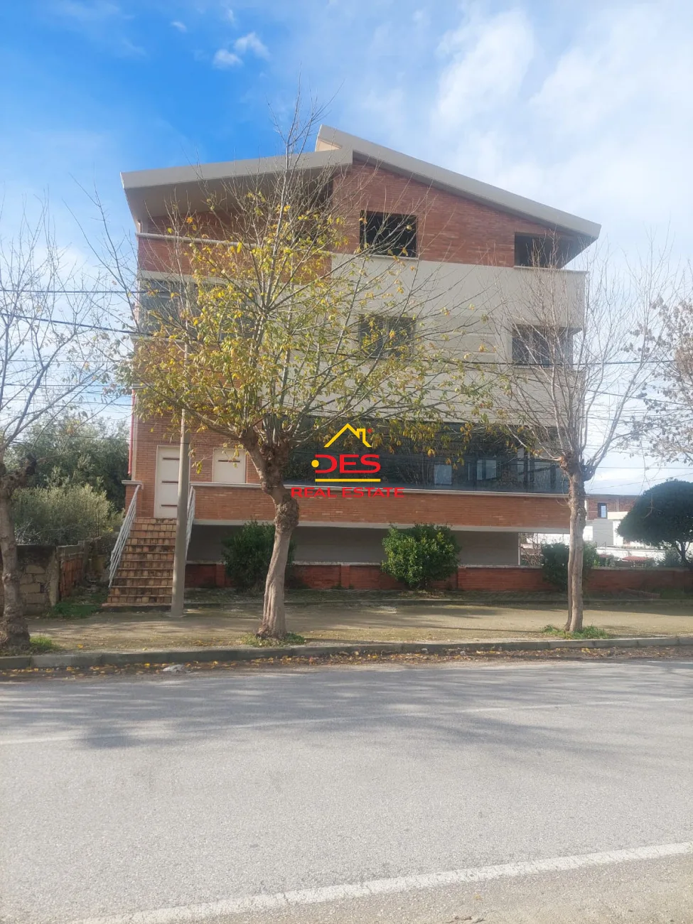 Shitet ndërtesë 4-katëshe pranë fabrikës së tullave, vlorë