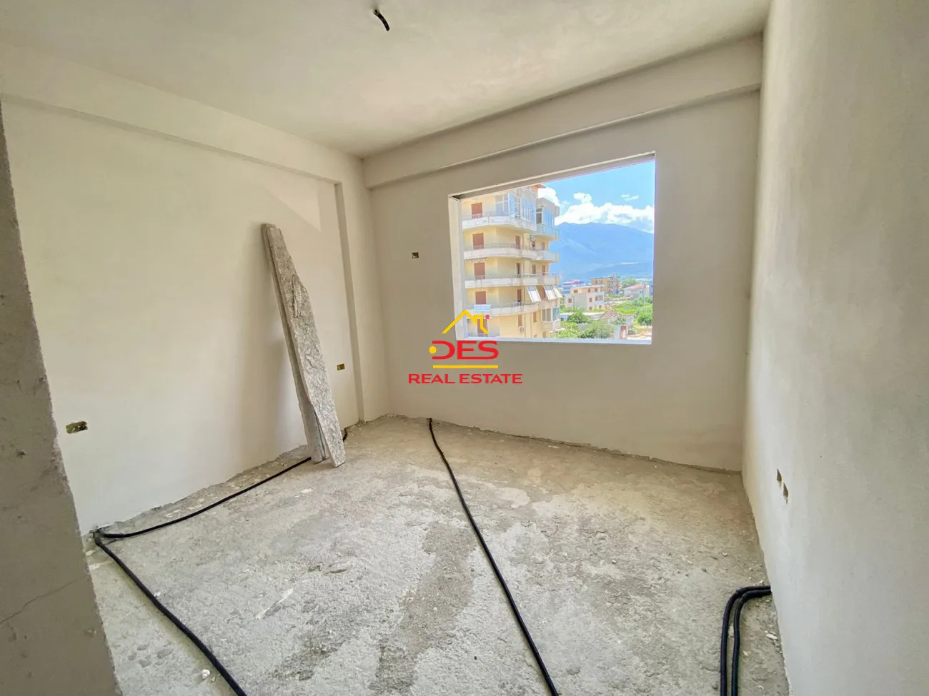Shitet apartament 2+1 në orikum,qëndër