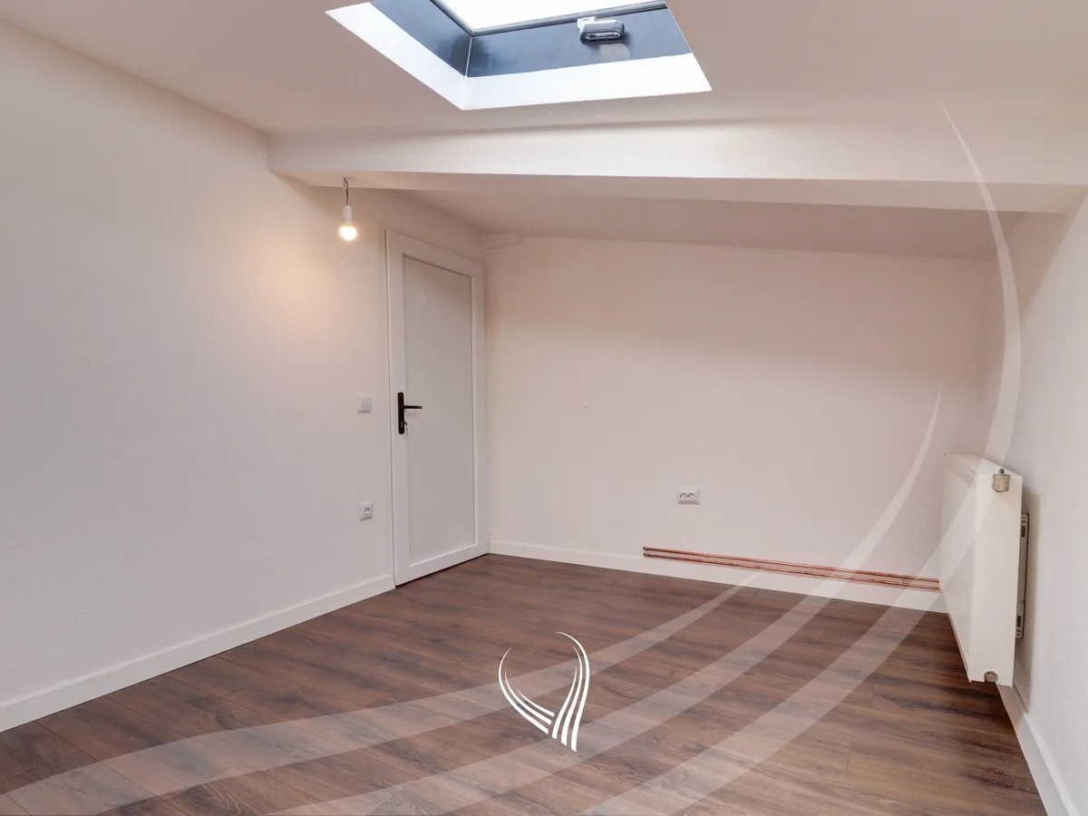 Duplex banesë me 4 dhoma të gjumit në shitje në Qendër