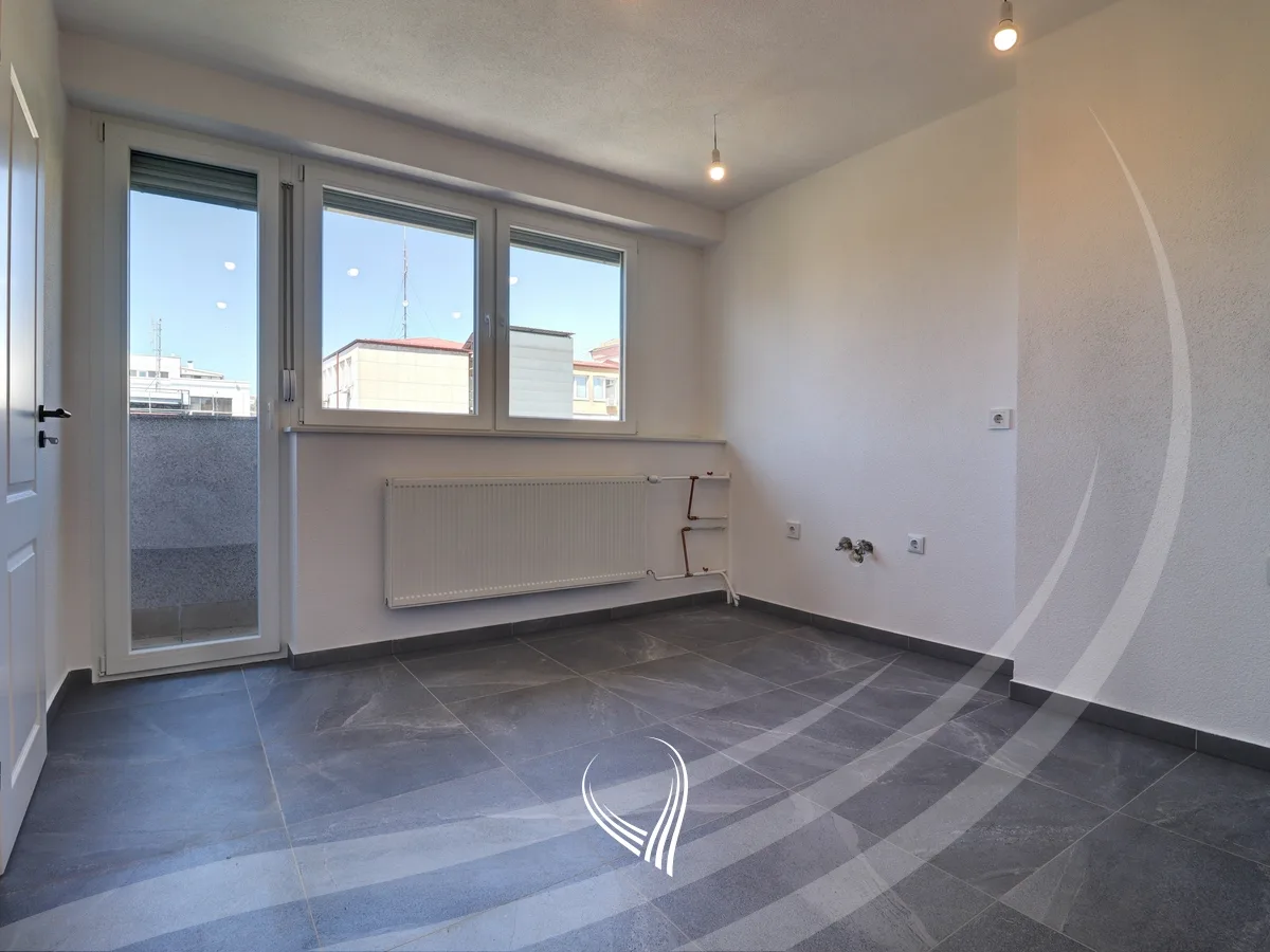 Duplex banesë me 4 dhoma të gjumit në shitje në Qendër