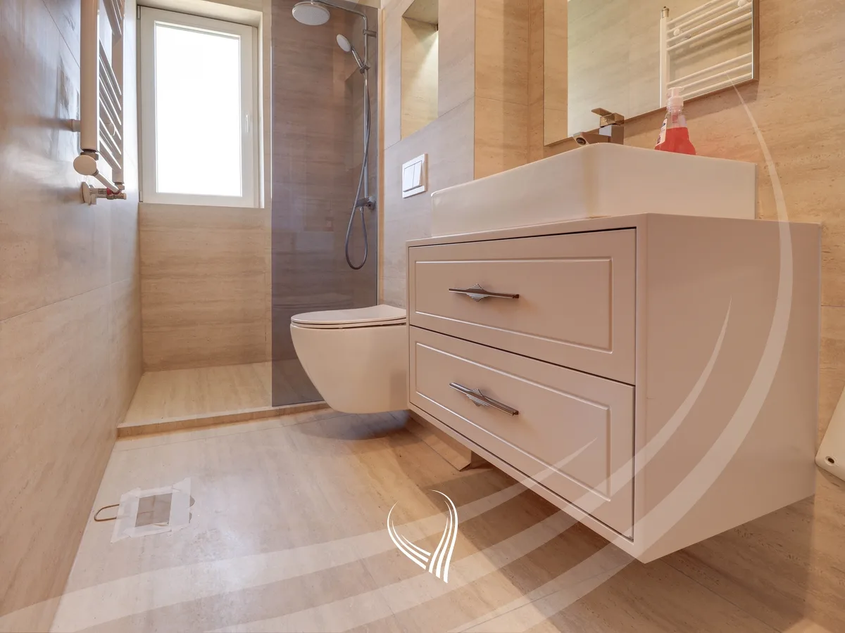 Duplex banesë me 4 dhoma të gjumit në shitje në Qendër