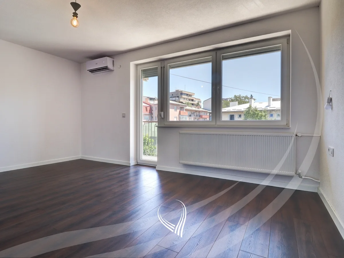Duplex banesë me 4 dhoma të gjumit në shitje në Qendër