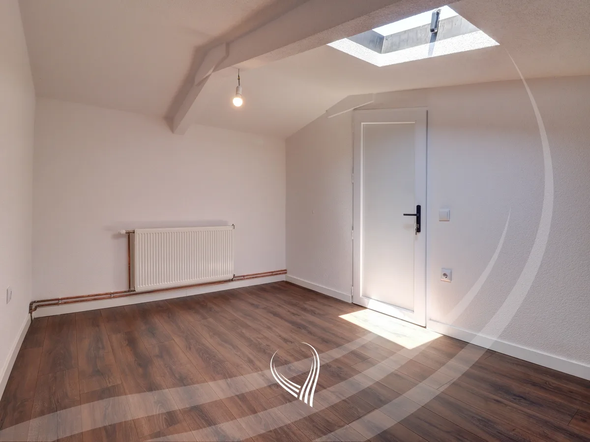 Duplex banesë me 4 dhoma të gjumit në shitje në Qendër
