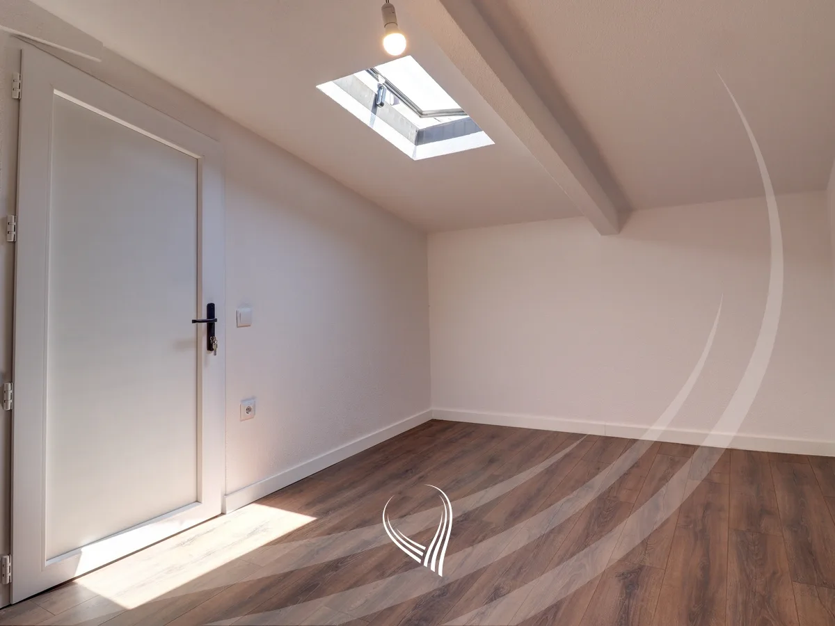 Duplex banesë me 4 dhoma të gjumit në shitje në Qendër