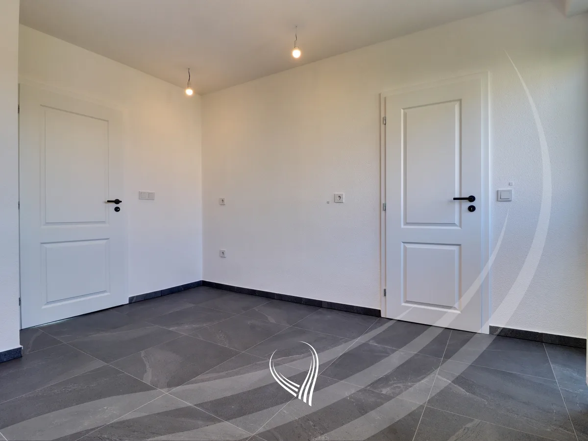 Duplex banesë me 4 dhoma të gjumit në shitje në Qendër