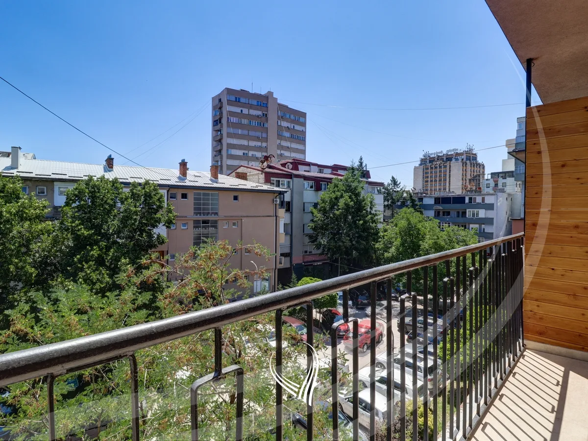 Duplex banesë me 4 dhoma të gjumit në shitje në Qendër