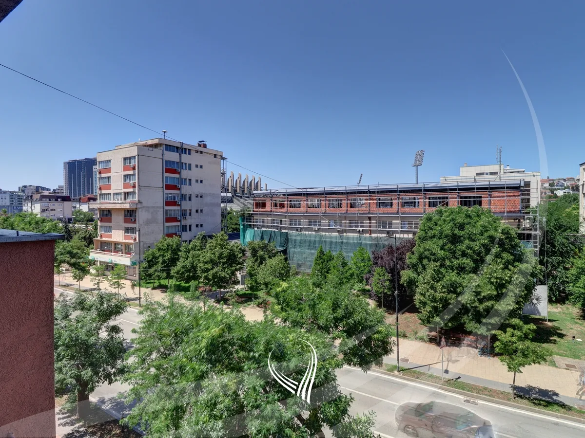 Duplex banesë me 4 dhoma të gjumit në shitje në Qendër