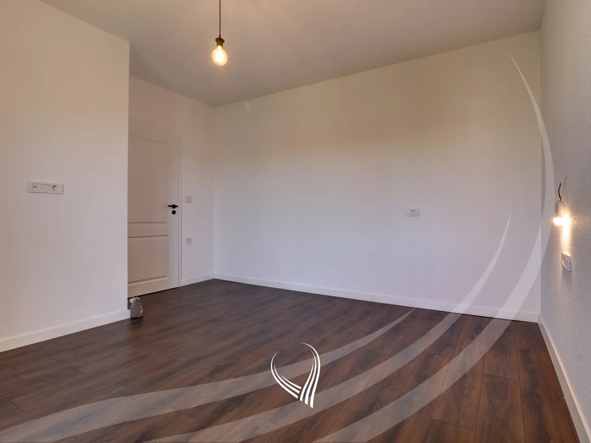 Duplex banesë me 4 dhoma të gjumit në shitje në Qendër