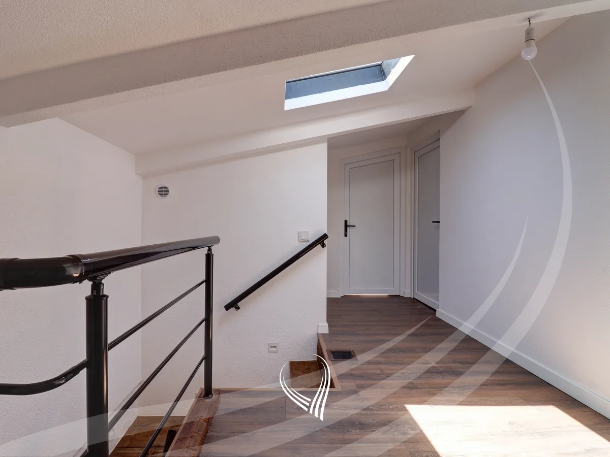 Duplex banesë me 4 dhoma të gjumit në shitje në Qendër