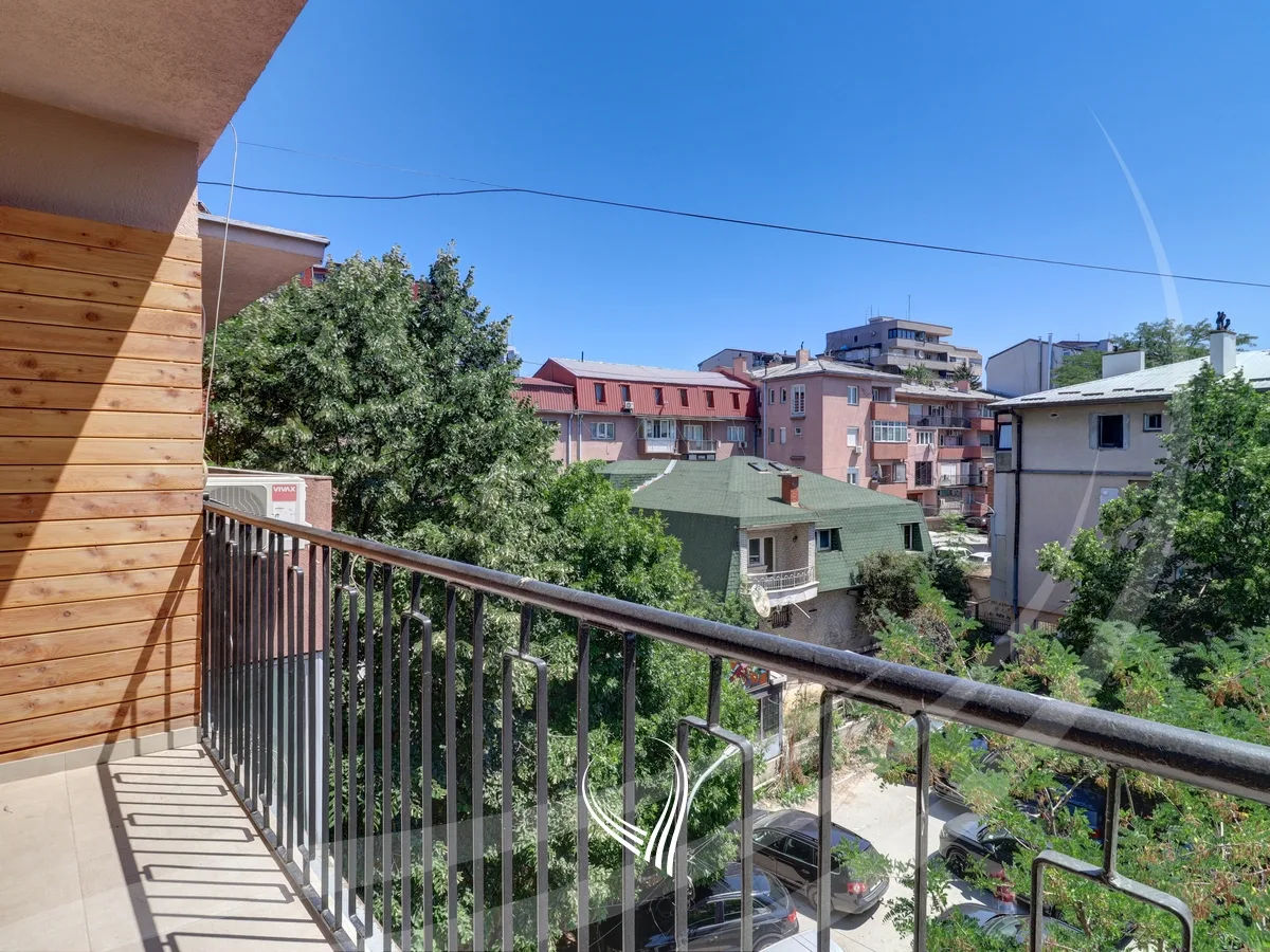 Duplex banesë me 4 dhoma të gjumit në shitje në Qendër