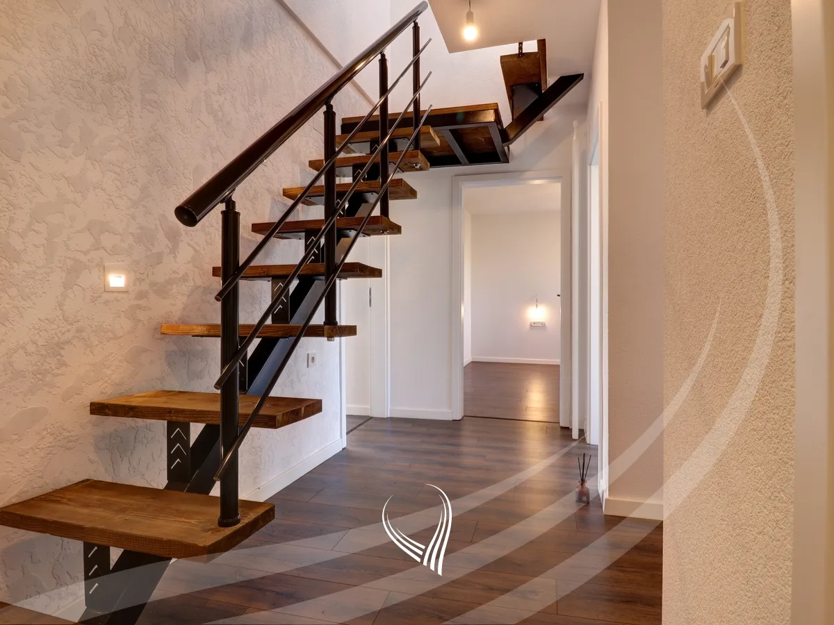 Duplex banesë me 4 dhoma të gjumit në shitje në Qendër