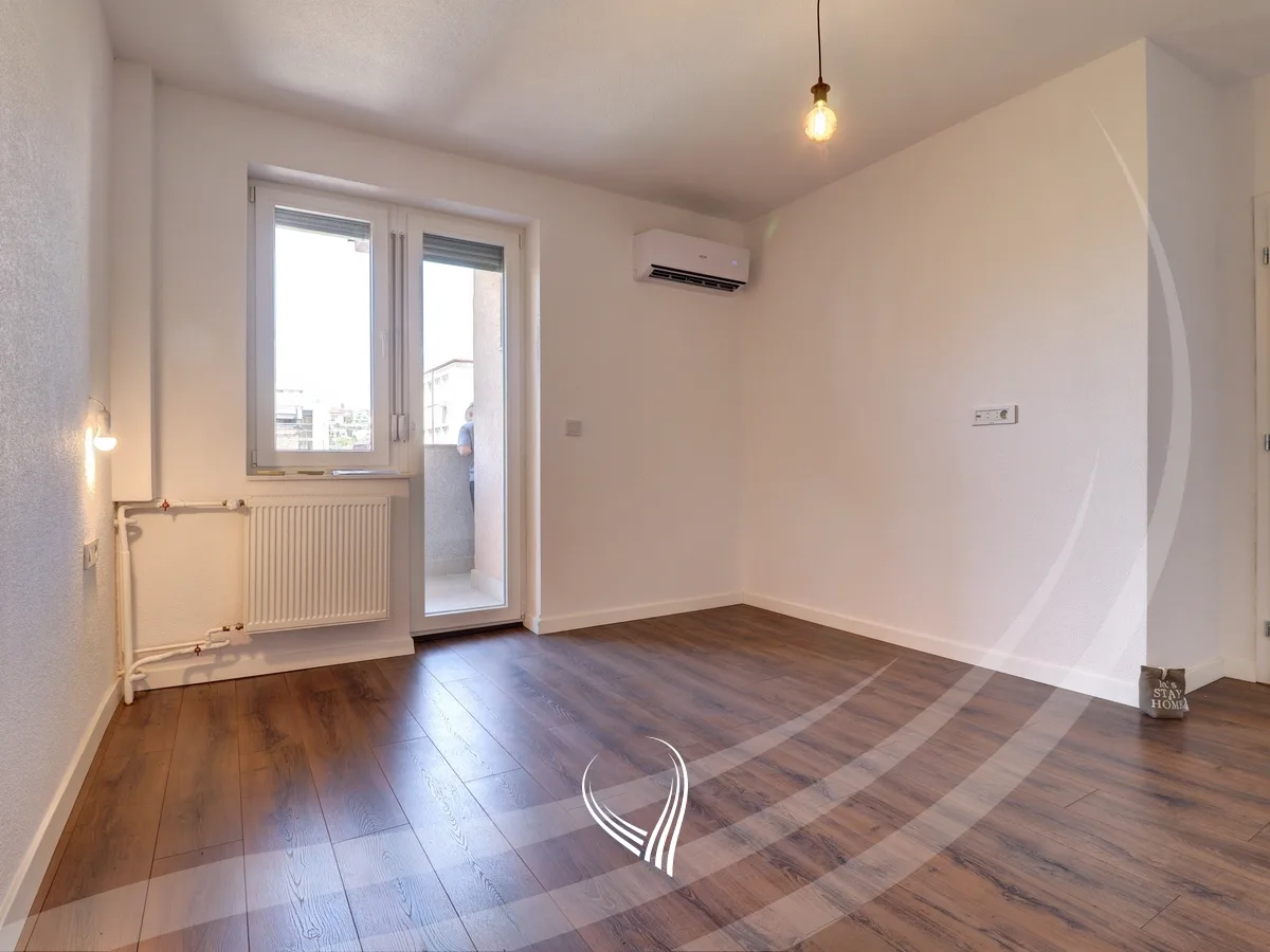 Duplex banesë me 4 dhoma të gjumit në shitje në Qendër