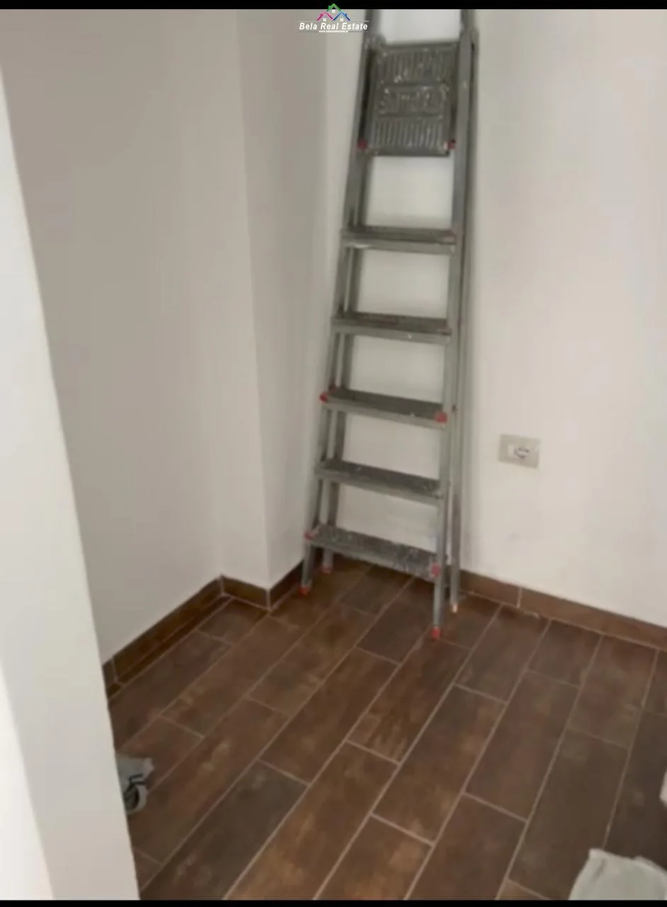 Zyre Me Qera Tek Parlamenti (ID BZ2112) Tirane