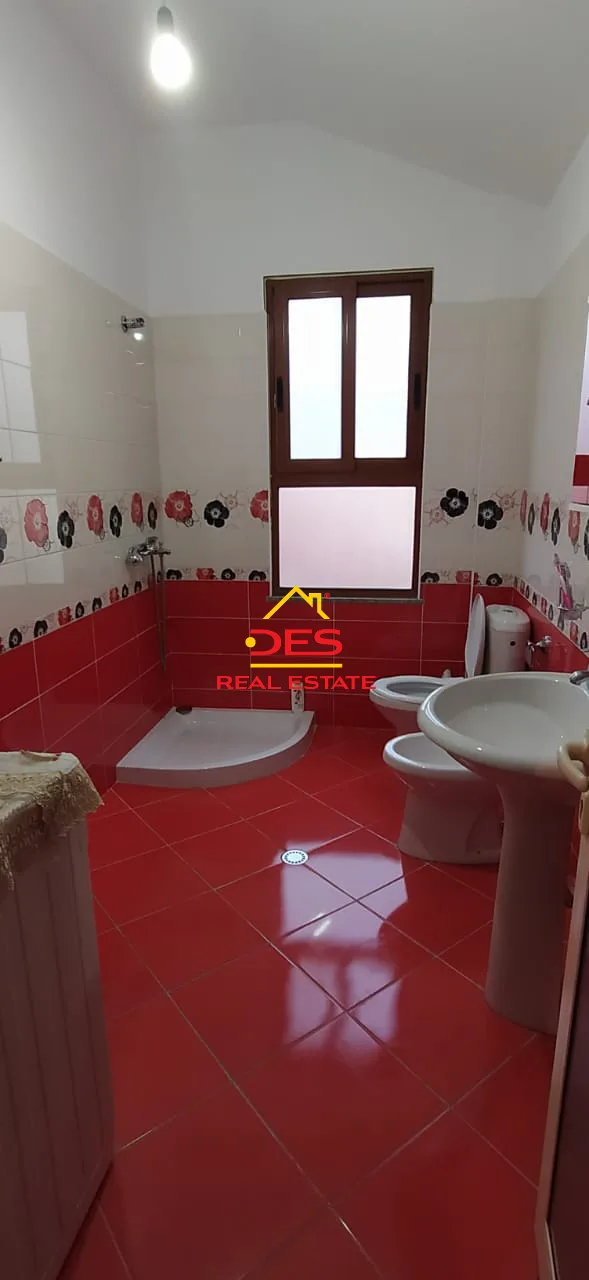 Shitet vilë 4-katëshe në Sauk, pranë Xibrakut, Tiranë.