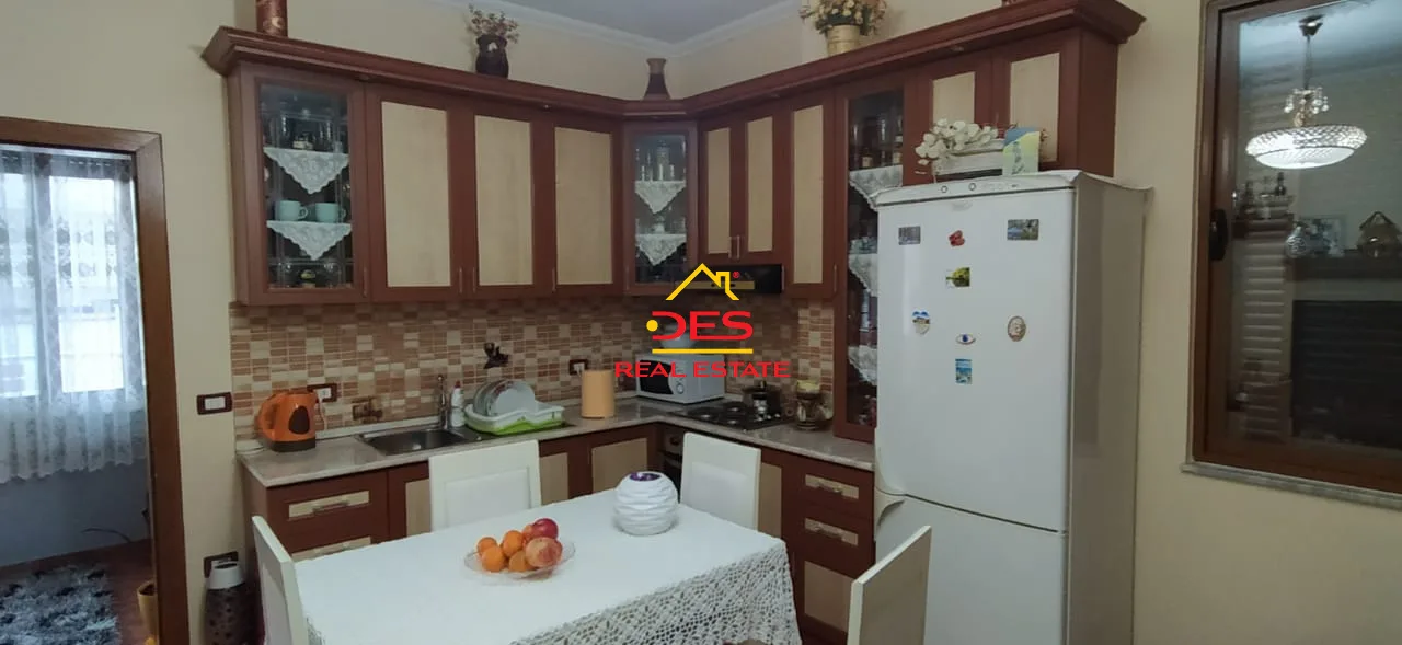 Shitet vilë 4-katëshe në Sauk, pranë Xibrakut, Tiranë.