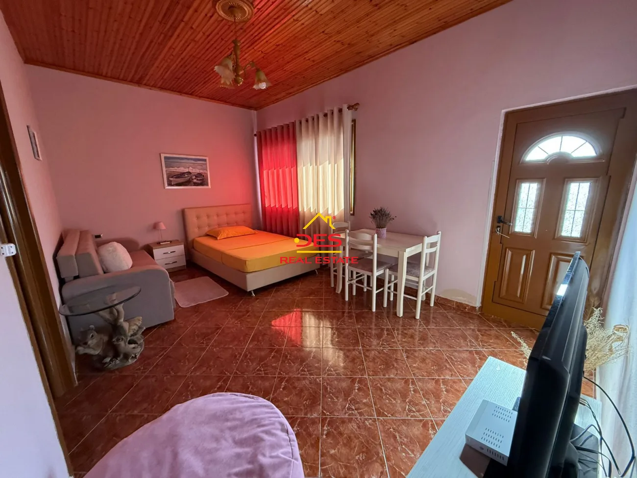 Jepet me qira kati i dytë i një shtëpie private në lagjien 10 korriku lungomare ,vlorë.