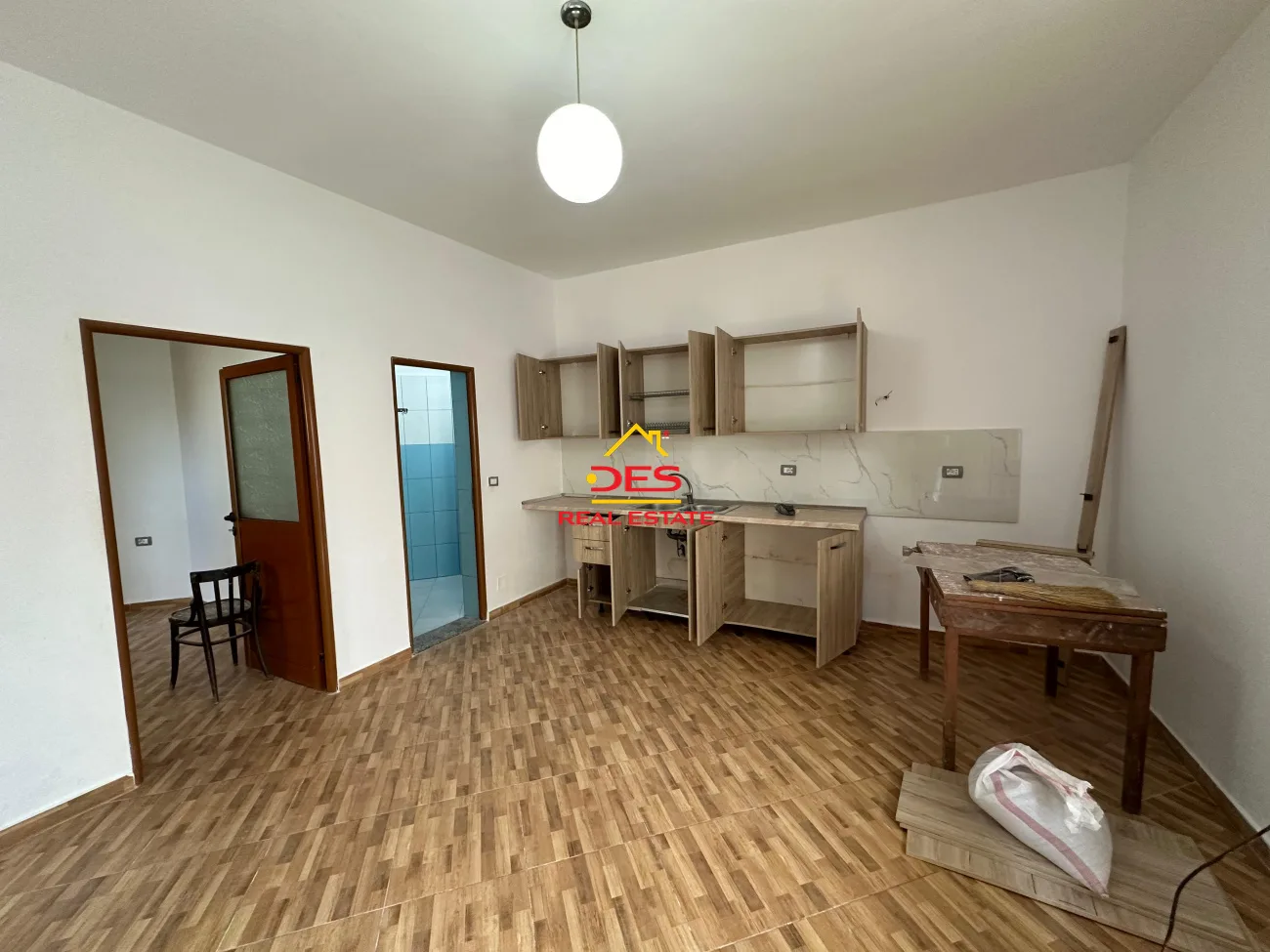Shitet ndërtesë një katëshe në çole,vlorë