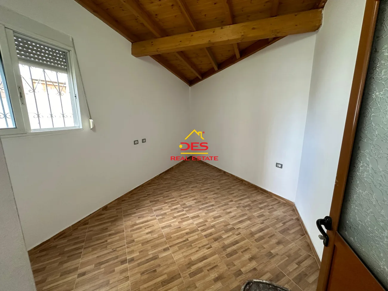 Shitet ndërtesë një katëshe në çole,vlorë