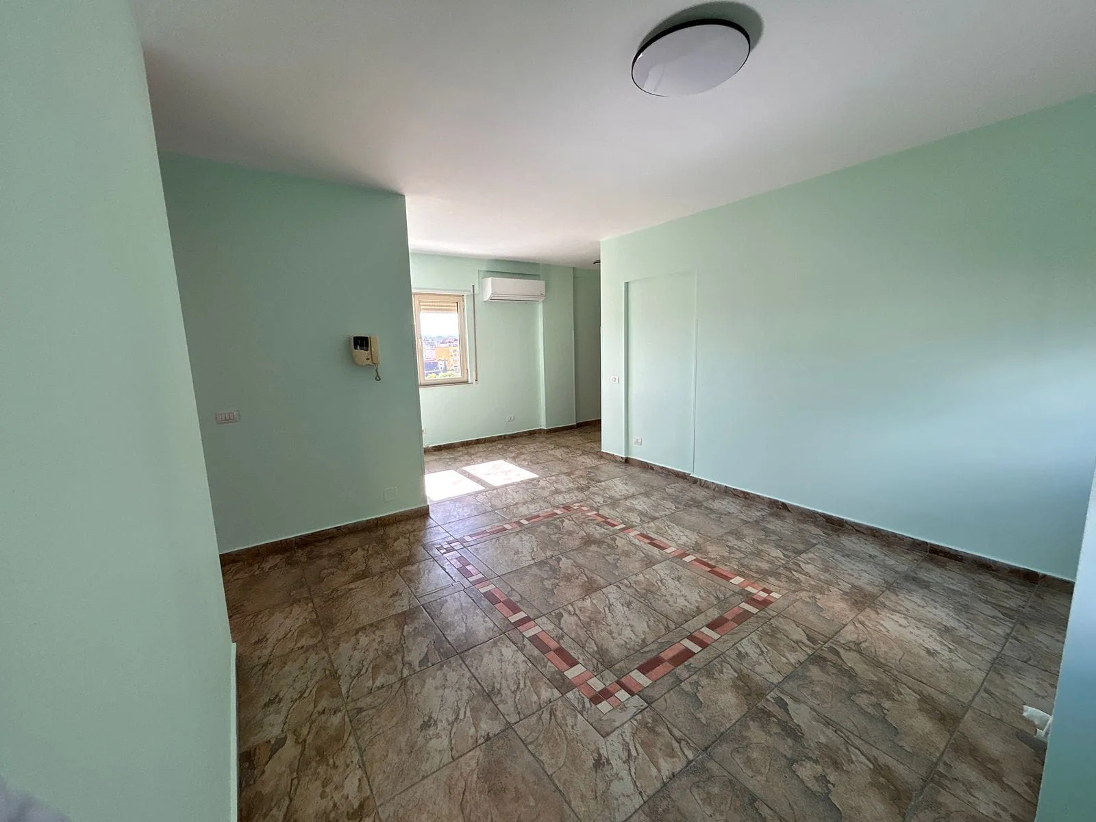 Zyre Me Qera 2+1 Tek Rruga Fortuzi (ID BZ2602) Tirane.