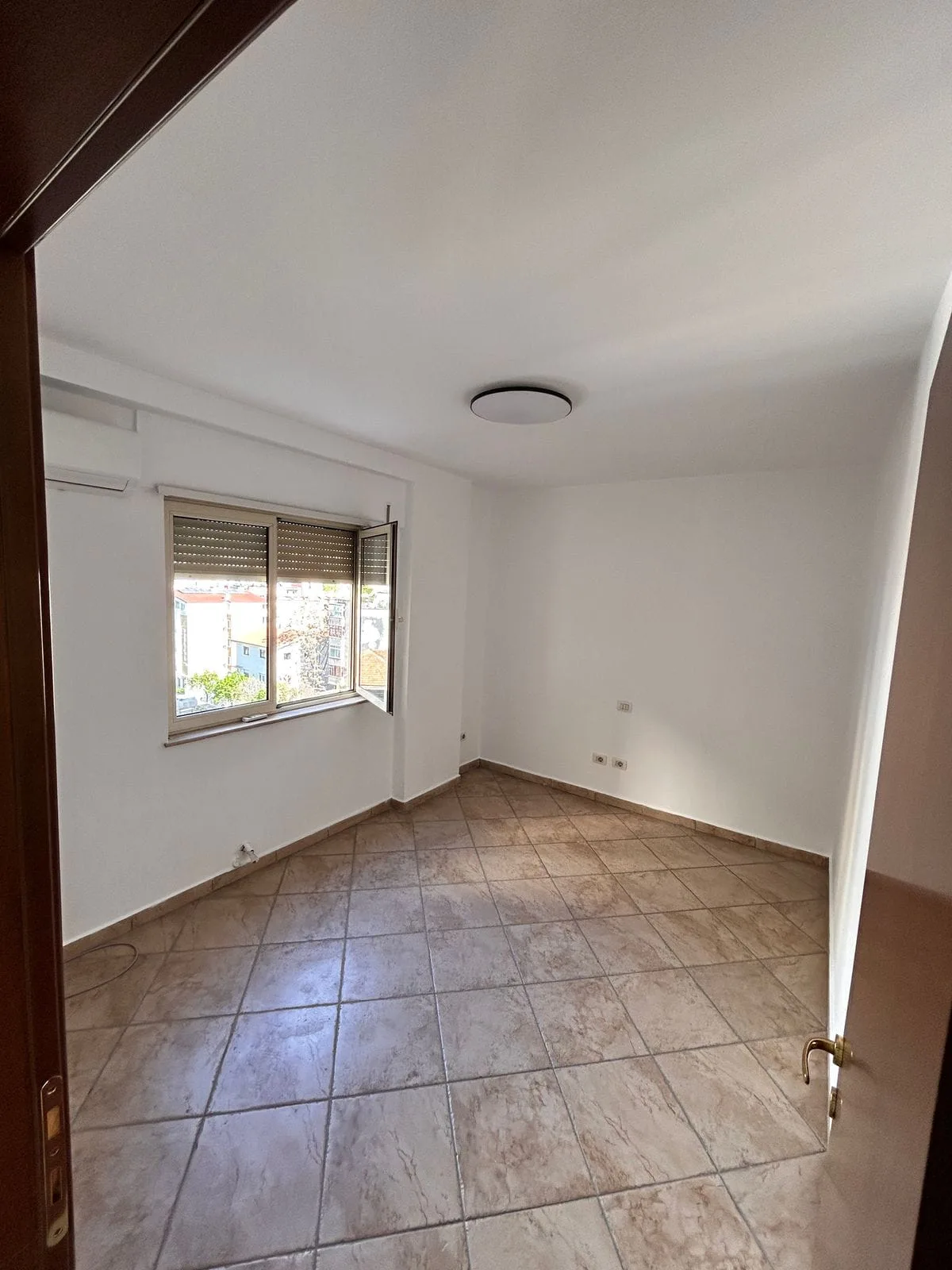 Zyre Me Qera 2+1 Tek Rruga Fortuzi (ID BZ2602) Tirane.