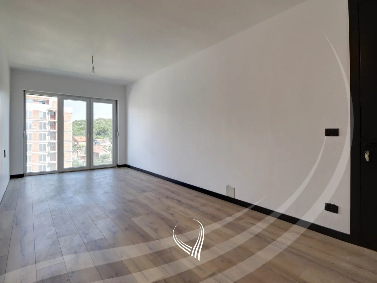 Banesë me 3 dhoma gjumi në shitje në lagjen Prishtina e Re – Rruga A
