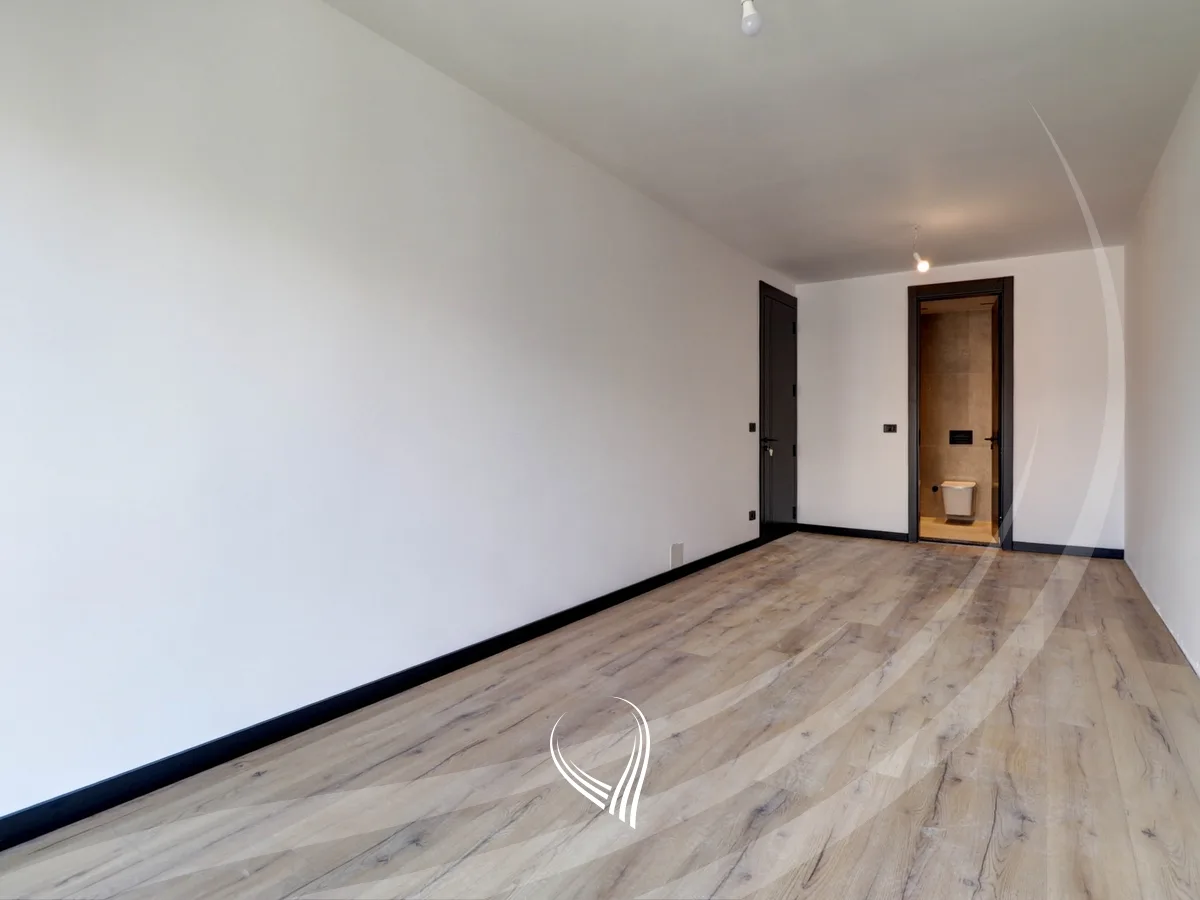 Banesë me 3 dhoma gjumi në shitje në lagjen Prishtina e Re – Rruga A