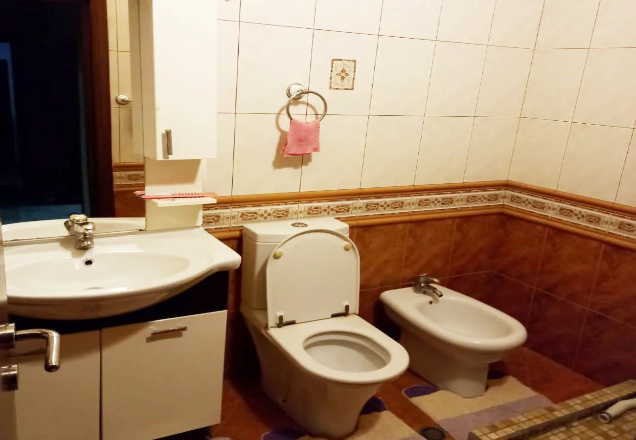 Jepet me qira apartament 2+1 në bllok, tiranë.