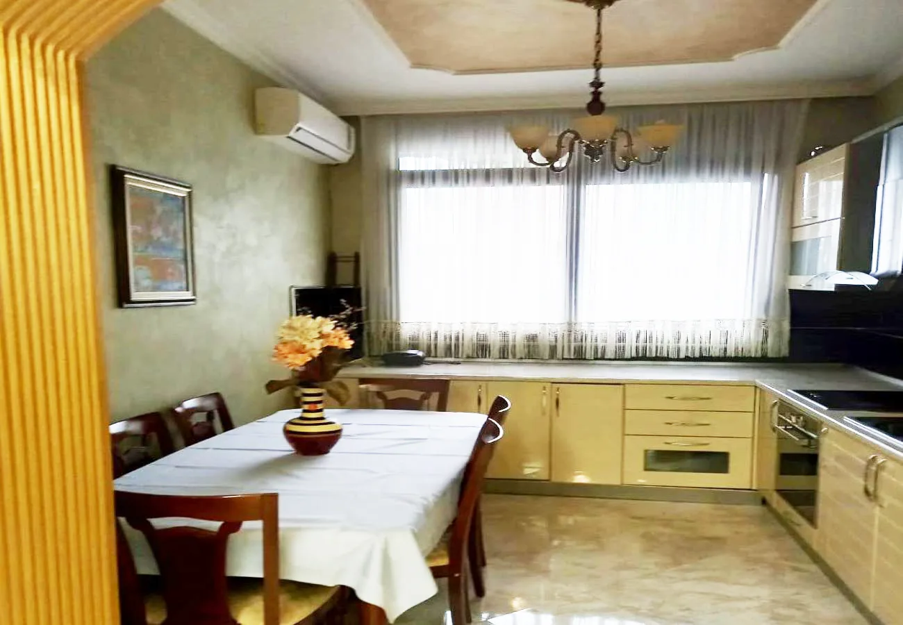 Jepet me qira apartament 2+1 në bllok, tiranë.