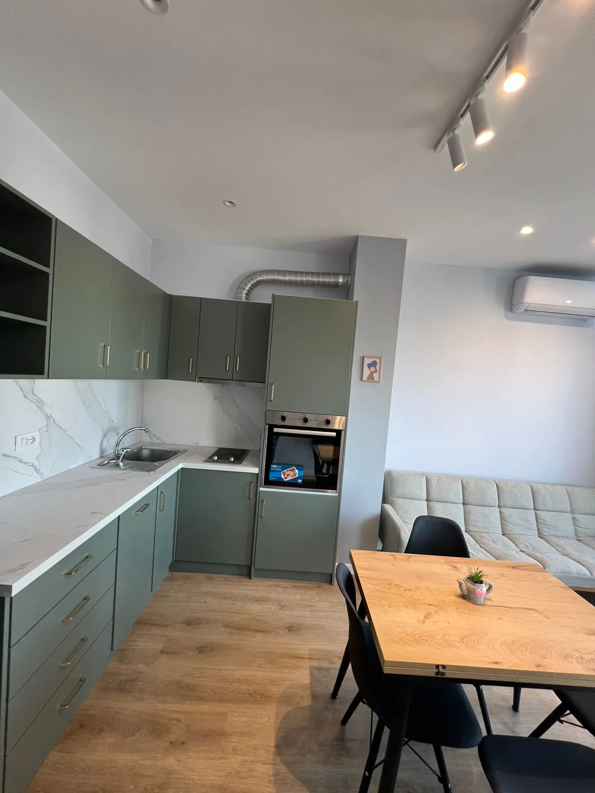 Apartament me qera 1+1 Tek Stacioni Trenit (ID B210930) Tirane.