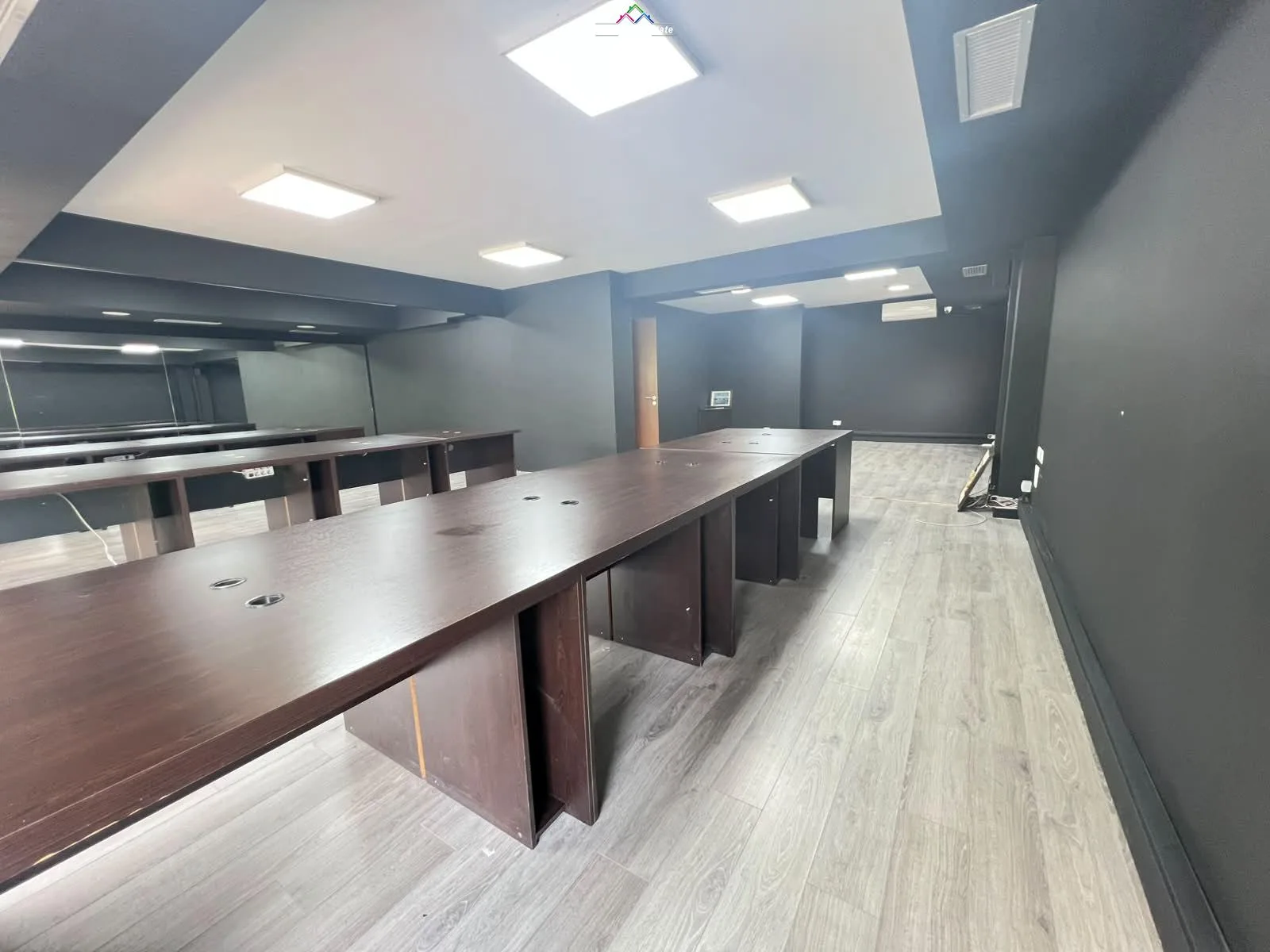 Zyre Me Qera 3+1 ne Bllok (ID BZ2210) Tirane