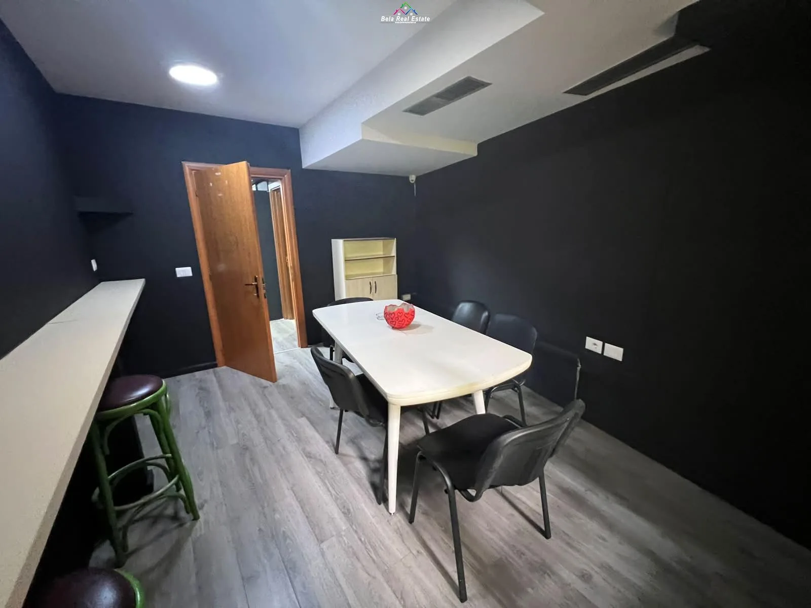 Zyre Me Qera 3+1 ne Bllok (ID BZ2210) Tirane