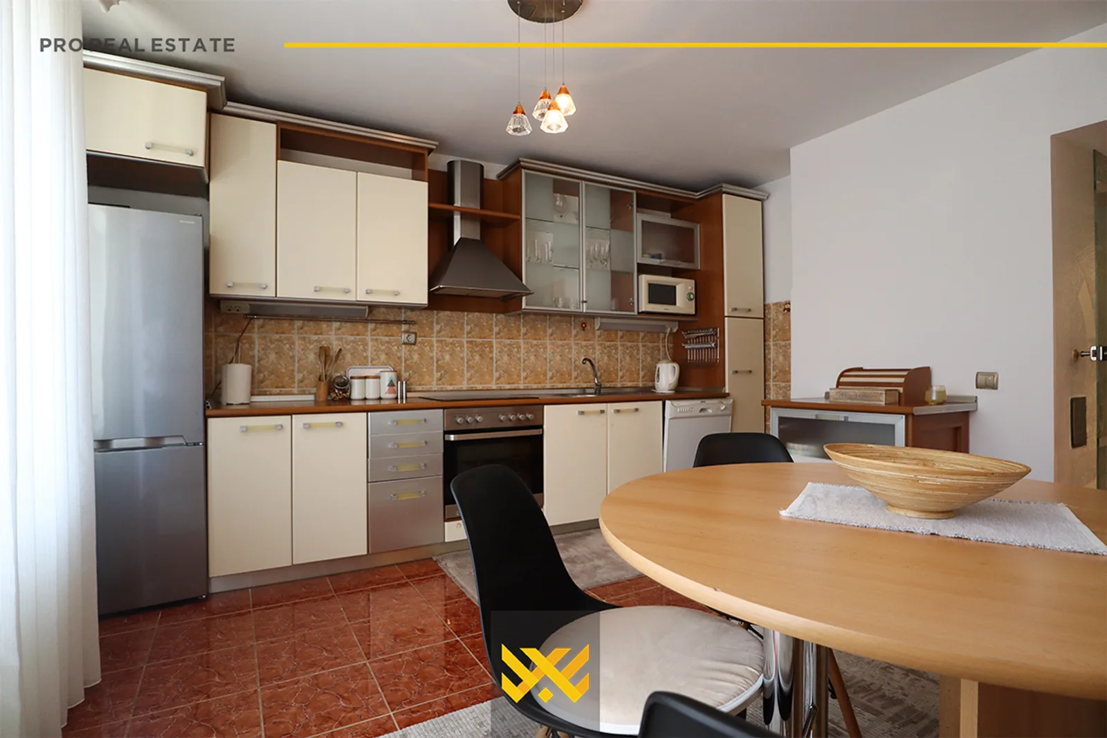 Shtëpi 240m² në #SHITJE në Qendër.