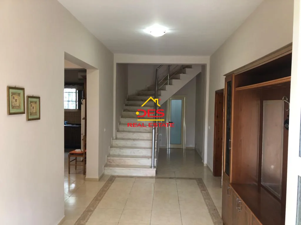 Shitet vilë 2 kate pranë elektrikut ,vlore