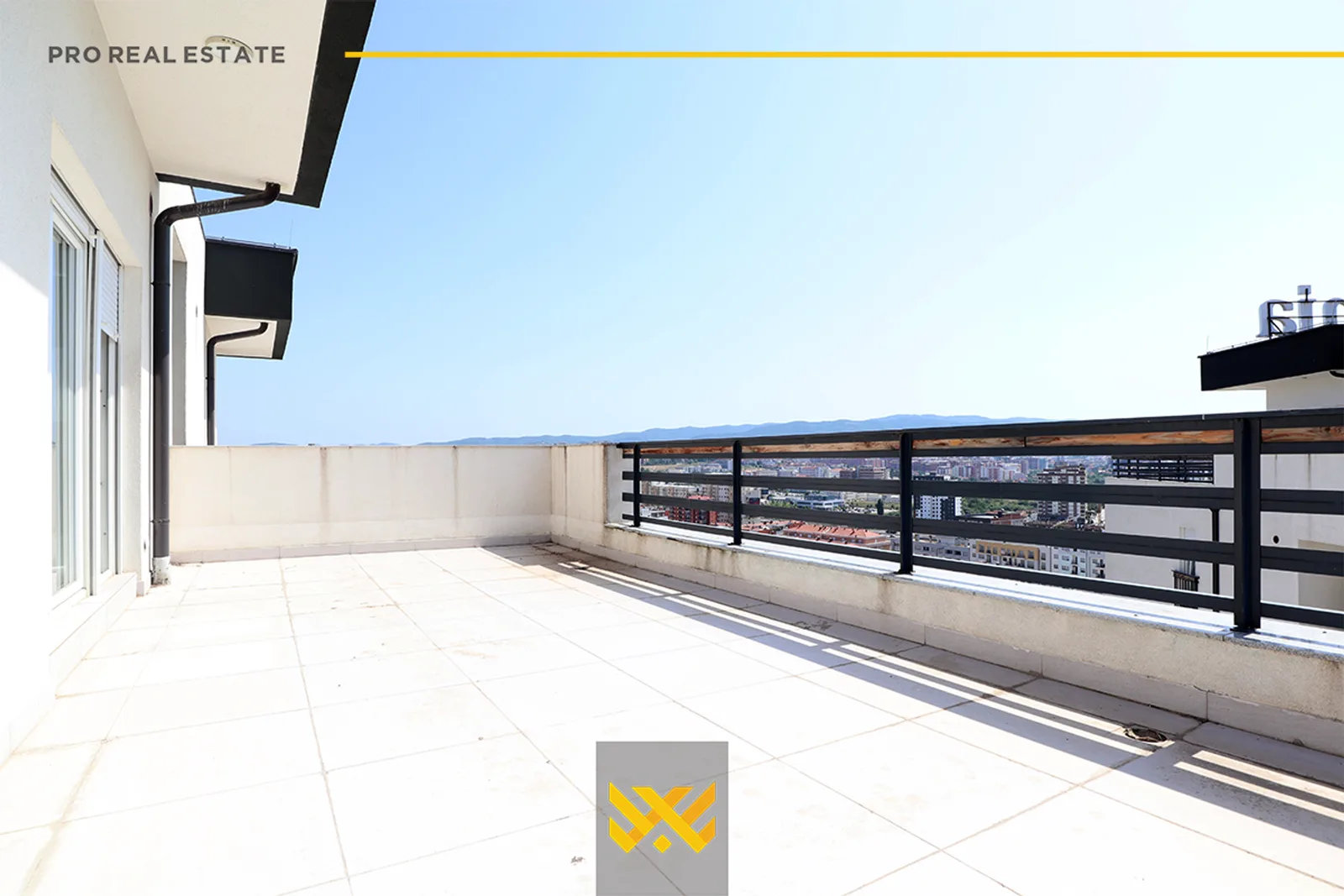 Banesë – Penthouse 150m² + 100m² në #SHITJE në Emshir.