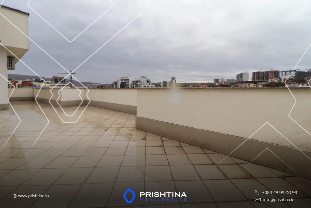 Penthouse me qira 134m² + 55m² në Lagjja e Spitalit