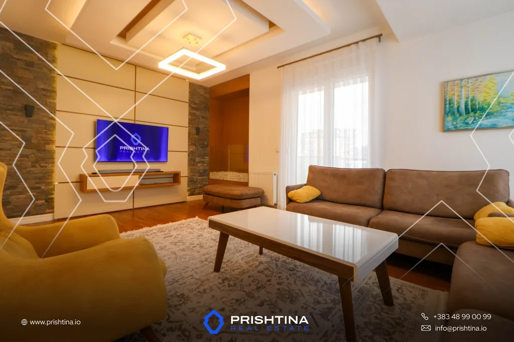 Penthouse me qira 134m² + 55m² në Lagjja e Spitalit